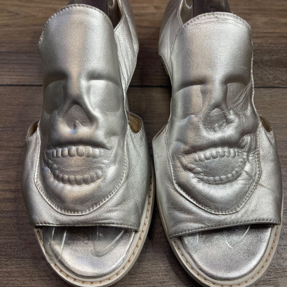 Bakers Elite Skull Embossed Leather Sandals Womens 10 EU 41 Metallic Silver FLAW - Picture 7 of 12